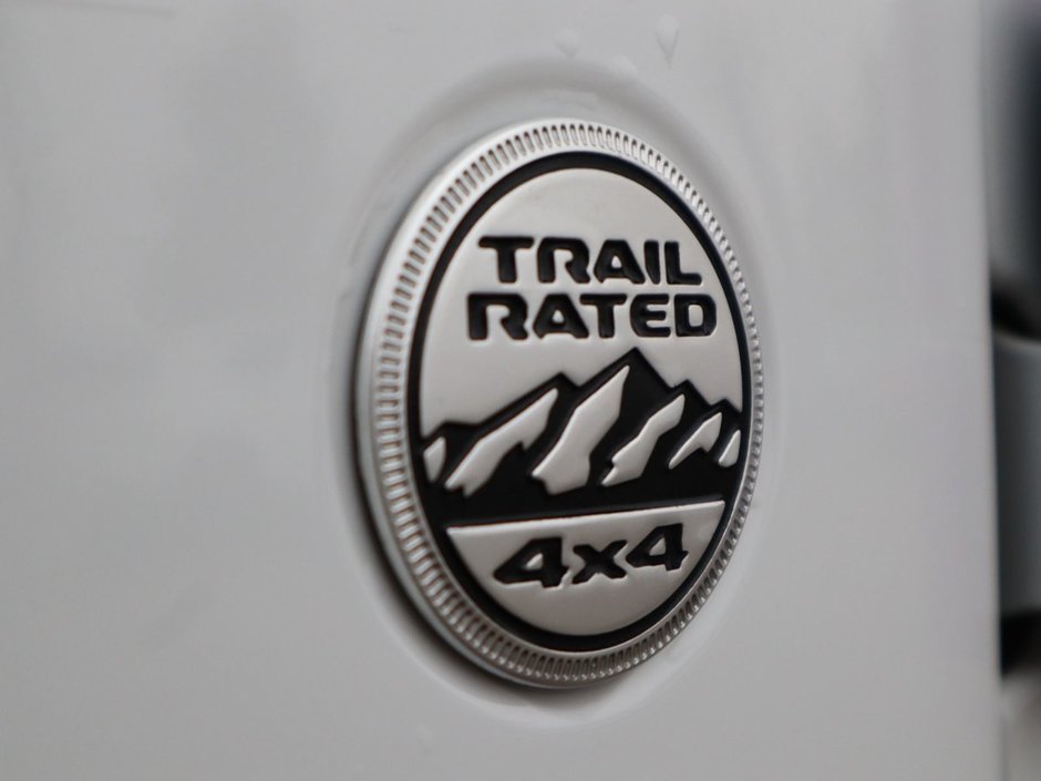 2021 Jeep Wrangler UNLIMITED SAHARA IN BRIGHT WHITE EQUIPPED WITH A 2.0L TURBO I4 , 4X4 , 8SPD TF AUTO , 4X4 , 18INCH RIMS , REMOTE START , NAV & S-12