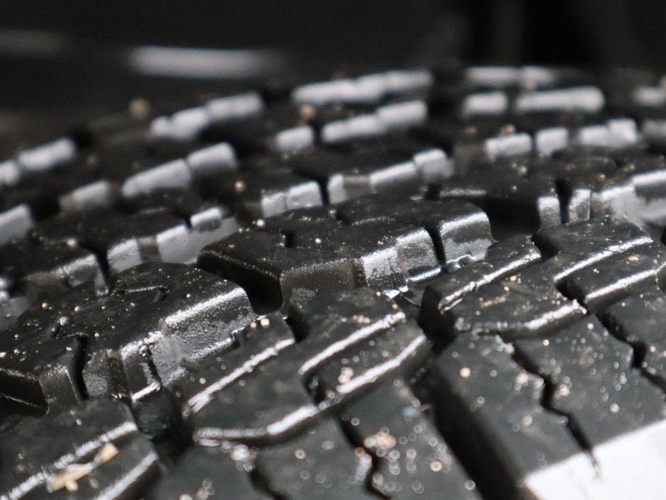 2021 Jeep Wrangler UNLIMITED SAHARA IN BRIGHT WHITE EQUIPPED WITH A 2.0L TURBO I4 , 4X4 , 8SPD TF AUTO , 4X4 , 18INCH RIMS , REMOTE START , NAV & S-4