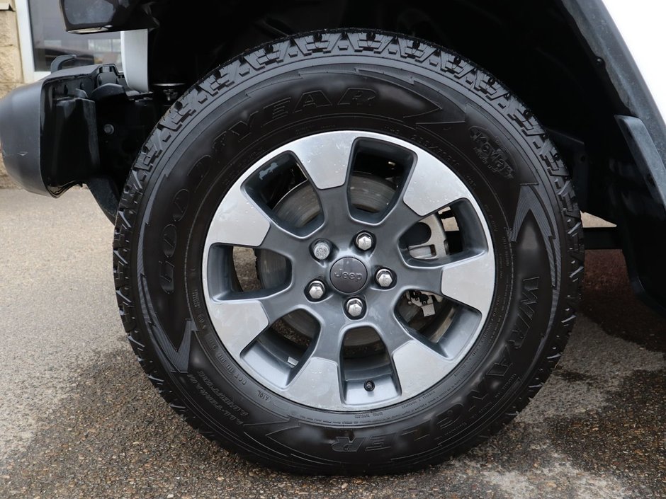 2021 Jeep Wrangler UNLIMITED SAHARA IN BRIGHT WHITE EQUIPPED WITH A 2.0L TURBO I4 , 4X4 , 8SPD TF AUTO , 4X4 , 18INCH RIMS , REMOTE START , NAV & S-3