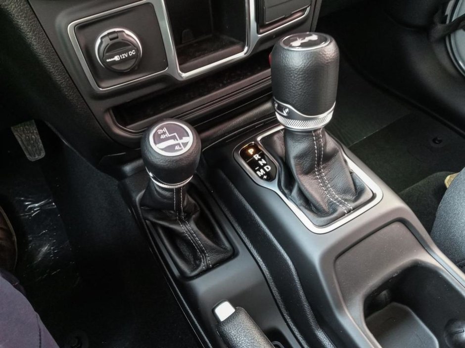 2024 Jeep Wrangler SPORT IN EARL GREY EQUIPPED WITH A 3.6L V6 , 4X4 , 8SPD TF AUTO , MODULAR HARDTOP , BACKUP CAM , AUTO LIGHTS , PUSH START , DUAL-17