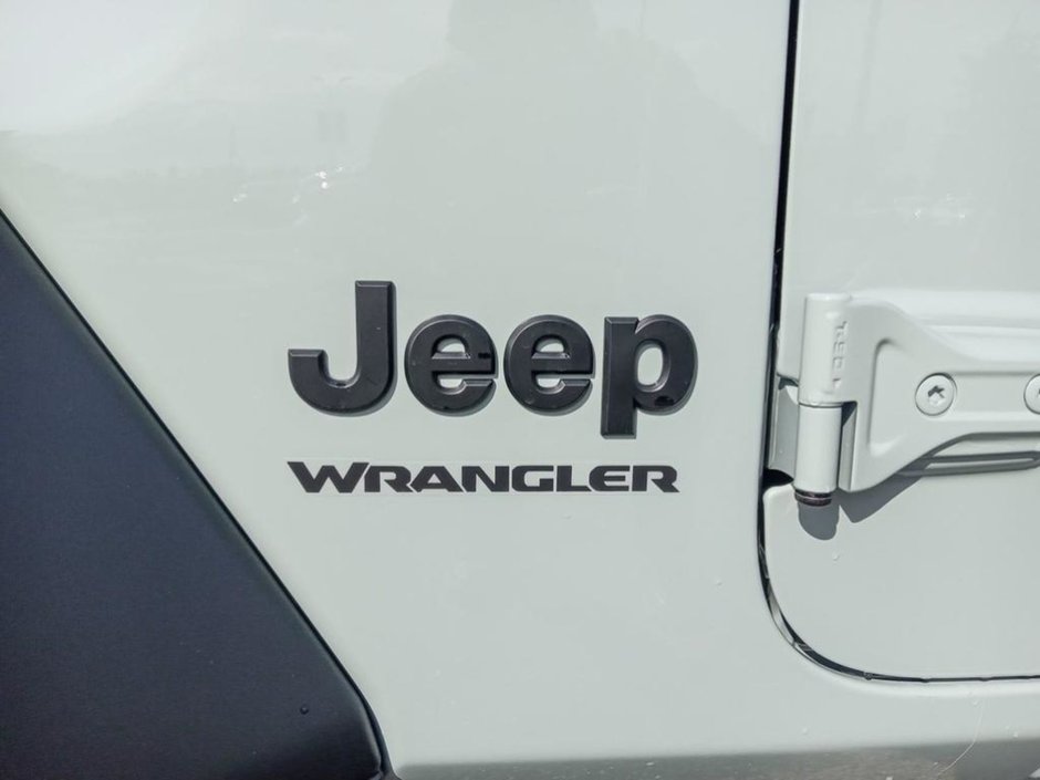 2024 Jeep Wrangler SPORT IN EARL GREY EQUIPPED WITH A 3.6L V6 , 4X4 , 8SPD TF AUTO , MODULAR HARDTOP , BACKUP CAM , AUTO LIGHTS , PUSH START , DUAL-8