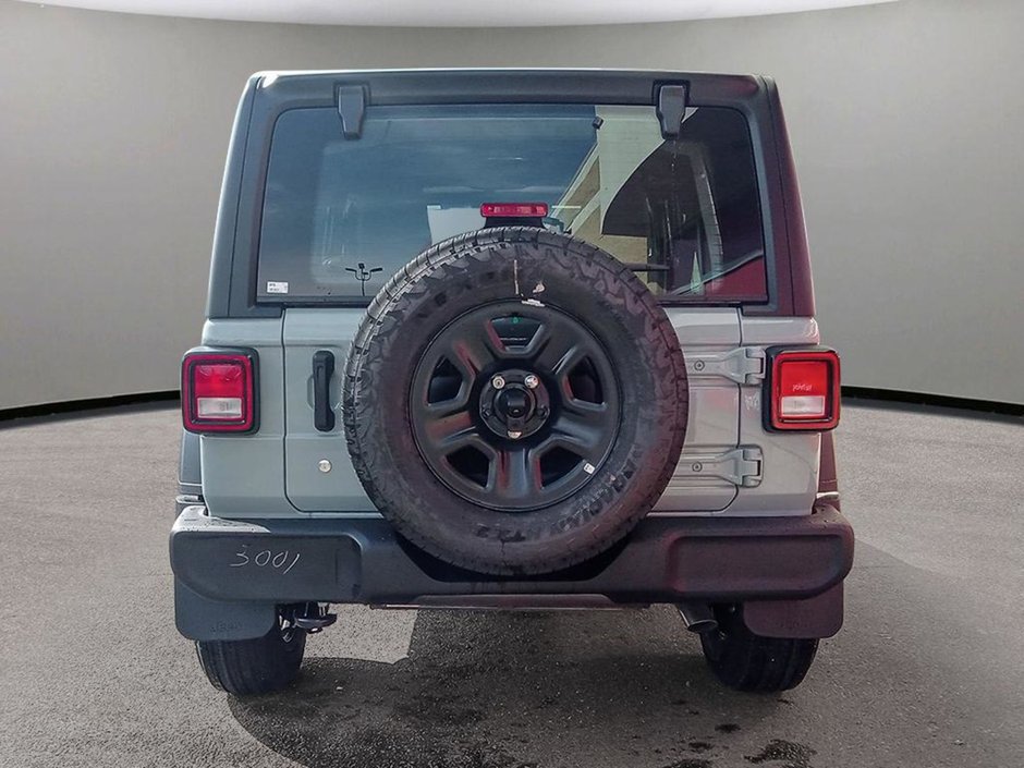 2024 Jeep Wrangler SPORT IN EARL GREY EQUIPPED WITH A 3.6L V6 , 4X4 , 8SPD TF AUTO , MODULAR HARDTOP , BACKUP CAM , AUTO LIGHTS , PUSH START , DUAL-4