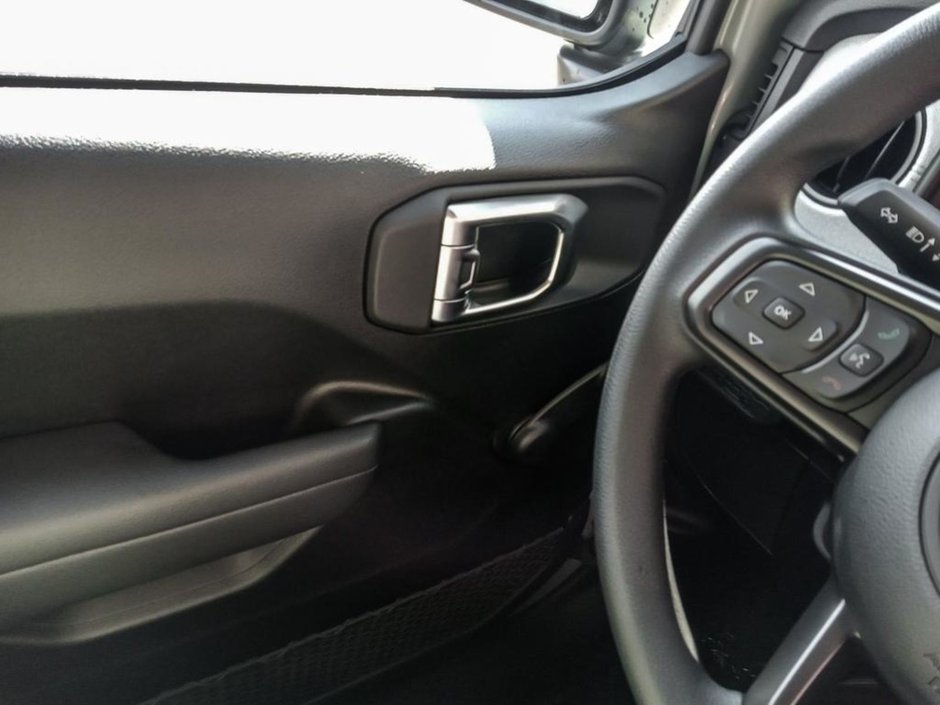 2024 Jeep Wrangler SPORT IN EARL GREY EQUIPPED WITH A 3.6L V6 , 4X4 , 8SPD TF AUTO , MODULAR HARDTOP , BACKUP CAM , AUTO LIGHTS , PUSH START , DUAL-16