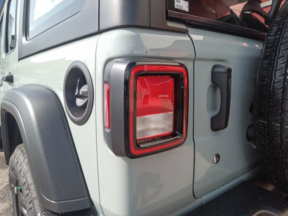 2024 Jeep Wrangler SPORT IN EARL GREY EQUIPPED WITH A 3.6L V6 , 4X4 , 8SPD TF AUTO , MODULAR HARDTOP , BACKUP CAM , AUTO LIGHTS , PUSH START , DUAL-10