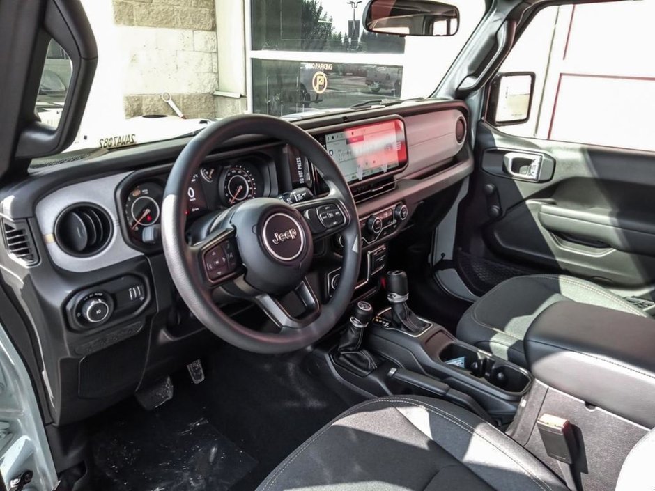 2024 Jeep Wrangler SPORT IN EARL GREY EQUIPPED WITH A 3.6L V6 , 4X4 , 8SPD TF AUTO , MODULAR HARDTOP , BACKUP CAM , AUTO LIGHTS , PUSH START , DUAL-12
