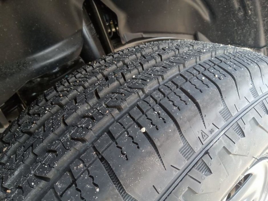 2024 Jeep Wrangler SPORT IN EARL GREY EQUIPPED WITH A 3.6L V6 , 4X4 , 8SPD TF AUTO , MODULAR HARDTOP , BACKUP CAM , AUTO LIGHTS , PUSH START , DUAL-6