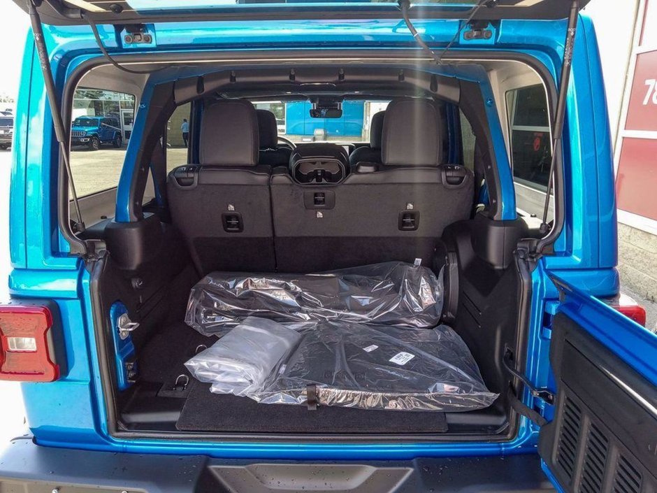 2024 Jeep Wrangler SAHARA IN HYDRO BLUE PEARL EQUIPPED WITH A 3.6L V6 , 4X4 , 8SPD TF AUTO , HARDTOP , SIDE STEPS , SAFETY GROUP , TECH GROUP , NAV-11