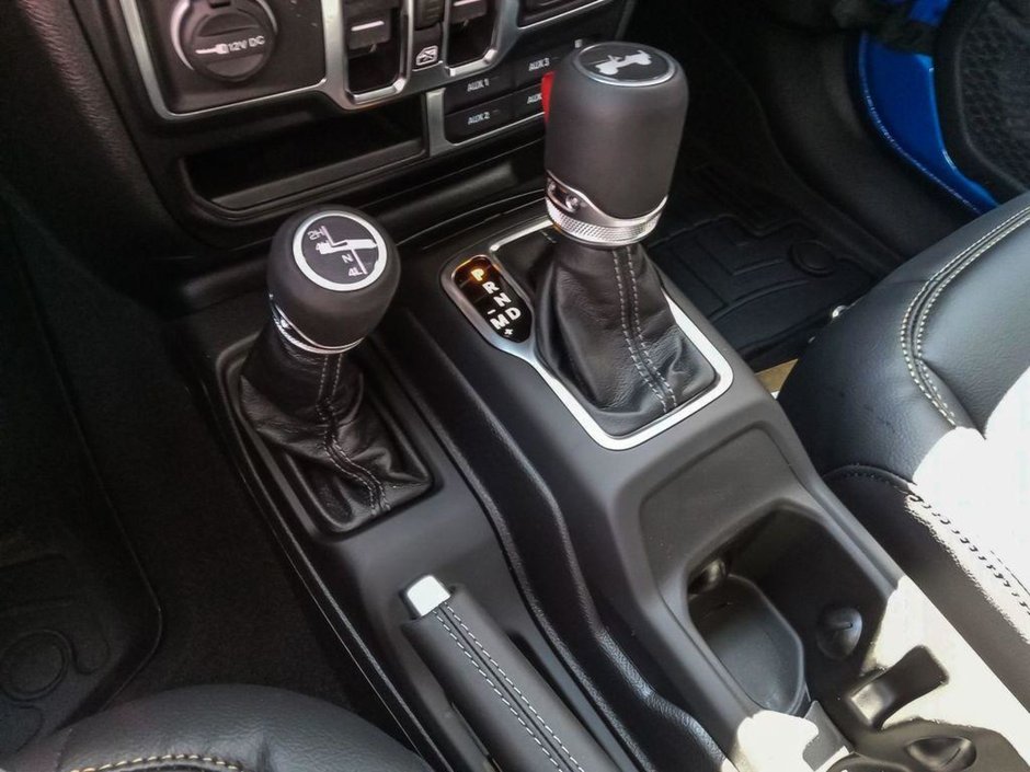 2024 Jeep Wrangler SAHARA IN HYDRO BLUE PEARL EQUIPPED WITH A 3.6L V6 , 4X4 , 8SPD TF AUTO , HARDTOP , SIDE STEPS , SAFETY GROUP , TECH GROUP , NAV-17