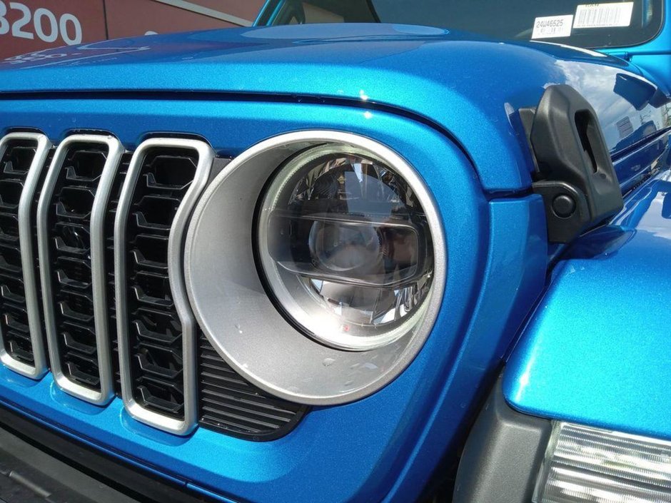 2024 Jeep Wrangler SAHARA IN HYDRO BLUE PEARL EQUIPPED WITH A 3.6L V6 , 4X4 , 8SPD TF AUTO , HARDTOP , SIDE STEPS , SAFETY GROUP , TECH GROUP , NAV-7