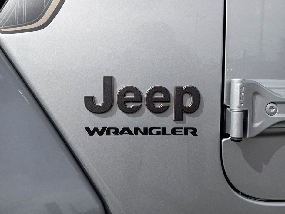 2024 Jeep Wrangler RUBICON 392 FINAL EDITION IN SILVER ZYNITH EQUIPPED WITH A SRT HEMI 6.4L V8 , 4X4 , 8SPD TF AUTO , SKY ONE TOUCH PWR TOP , 392 N-8