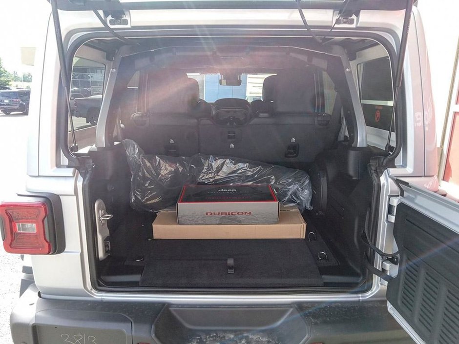 2024 Jeep Wrangler RUBICON 392 FINAL EDITION IN SILVER ZYNITH EQUIPPED WITH A SRT HEMI 6.4L V8 , 4X4 , 8SPD TF AUTO , SKY ONE TOUCH PWR TOP , 392 N-10