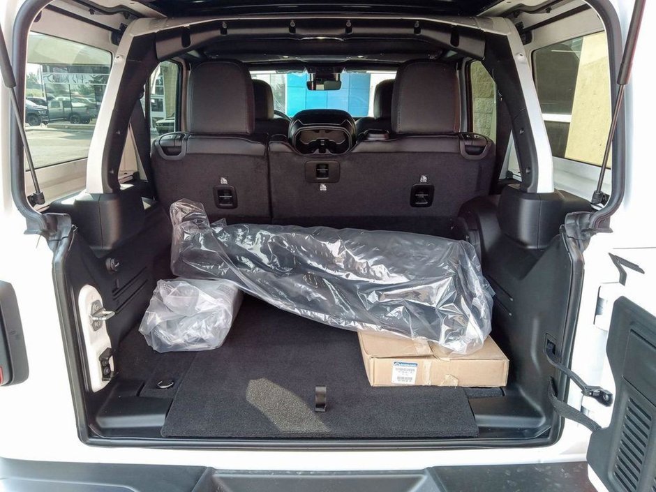 2024 Jeep Wrangler RUBICON 392 FINAL EDITION IN BRIGHT WHITE EQUIPPED WITH A 6.4L SRT V8 , 8SPD TF AUTO , 4X4 , SKY TOP , WINCH , 17INCH BEADLOCK R-11