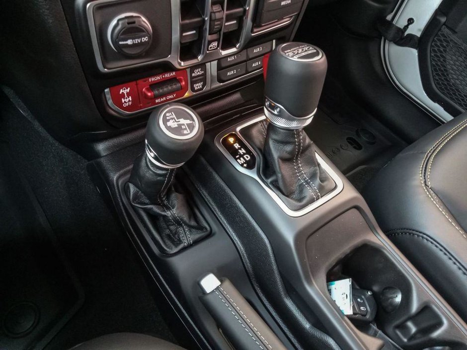 2024 Jeep Wrangler RUBICON 392 FINAL EDITION IN BRIGHT WHITE EQUIPPED WITH A 6.4L SRT V8 , 8SPD TF AUTO , 4X4 , SKY TOP , WINCH , 17INCH BEADLOCK R-17