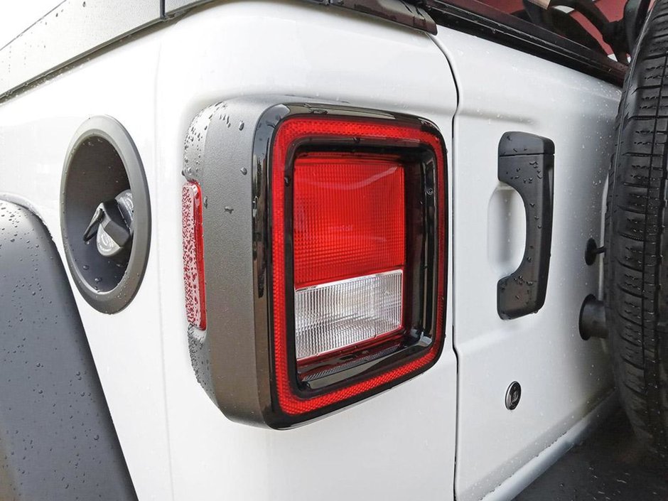 2024 Jeep Wrangler SPORT IN BRIGHT WHITE EQUIPPED WITH A 3.6L V6 , 4X4 , 8SPD TF AUTO , HARDTOP , BACKUP CAM , PUSH START , DUAL ZONE AC , 12.3INCH-10