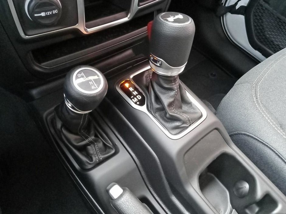 2024 Jeep Wrangler SPORT IN BRIGHT WHITE EQUIPPED WITH A 3.6L V6 , 4X4 , 8SPD TF AUTO , HARDTOP , BACKUP CAM , PUSH START , DUAL ZONE AC , 12.3INCH-17