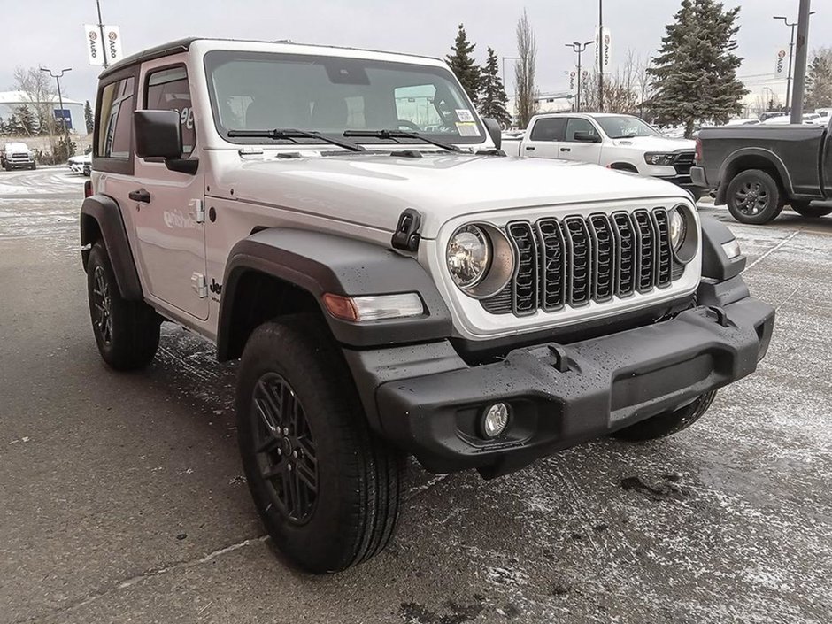 2025 Jeep Wrangler SPORT S IN BRIGHT WHITE EQUIPPED WITH A 2.0L TURBO I4 , 4X4 , 8SPD TF AUTO , HARDTOP , CONVENIENCE GROUP , HEATED SEATS + SW , D-26