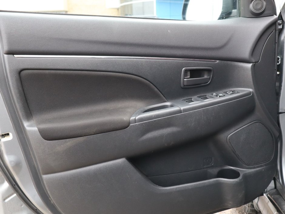 2020 Mitsubishi RVR SE IN SILVER EQUIPPED WITH A 2.4L I4 , AWD , CVT AUTO , CLOTH HEATED SEATS , BACKUP CAM , AC , CRUISE , SW CONTROLS , APPLE CARP-15