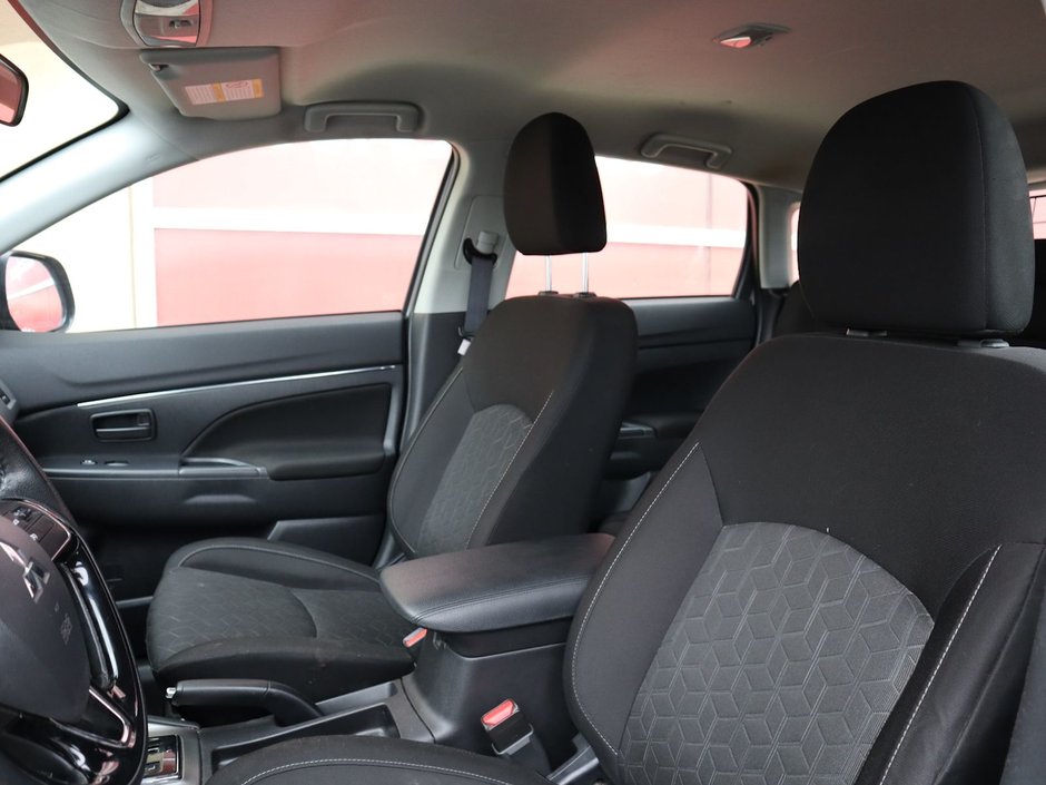 2020 Mitsubishi RVR SE IN SILVER EQUIPPED WITH A 2.4L I4 , AWD , CVT AUTO , CLOTH HEATED SEATS , BACKUP CAM , AC , CRUISE , SW CONTROLS , APPLE CARP-16