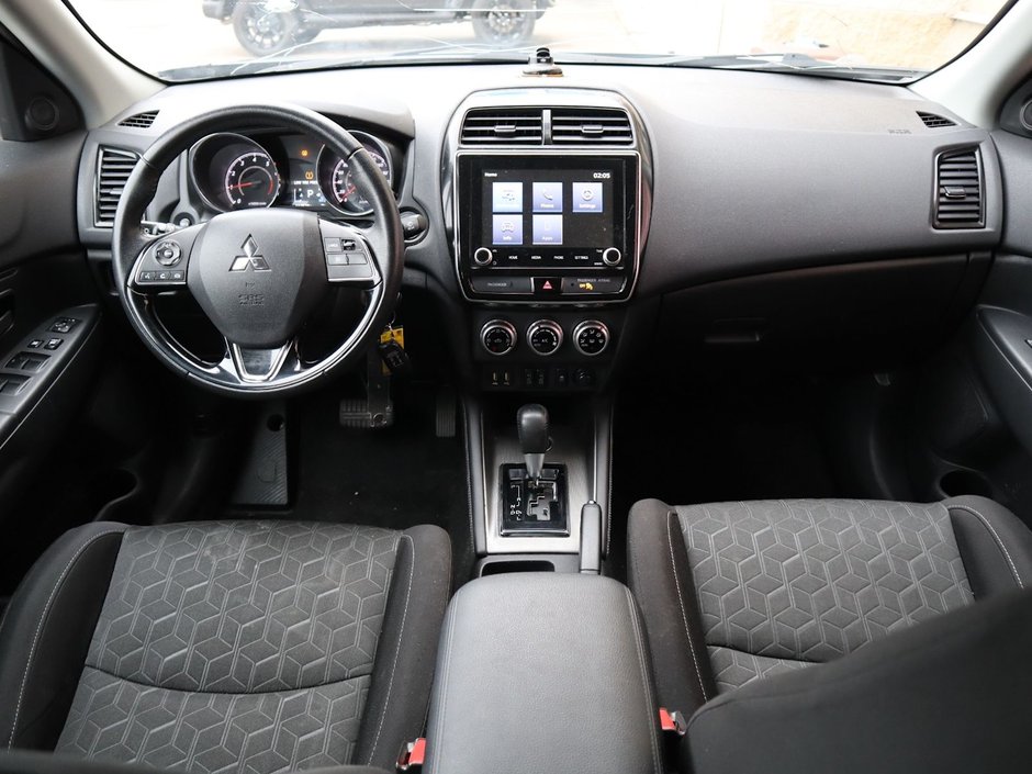 2020 Mitsubishi RVR SE IN SILVER EQUIPPED WITH A 2.4L I4 , AWD , CVT AUTO , CLOTH HEATED SEATS , BACKUP CAM , AC , CRUISE , SW CONTROLS , APPLE CARP-19