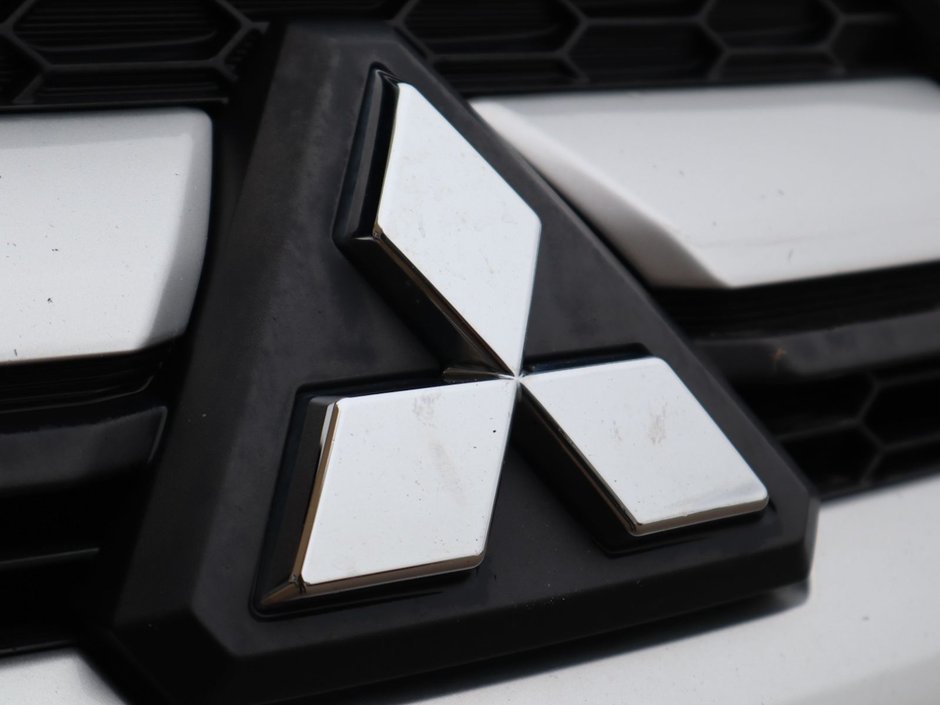 2020 Mitsubishi RVR SE IN SILVER EQUIPPED WITH A 2.4L I4 , AWD , CVT AUTO , CLOTH HEATED SEATS , BACKUP CAM , AC , CRUISE , SW CONTROLS , APPLE CARP-2