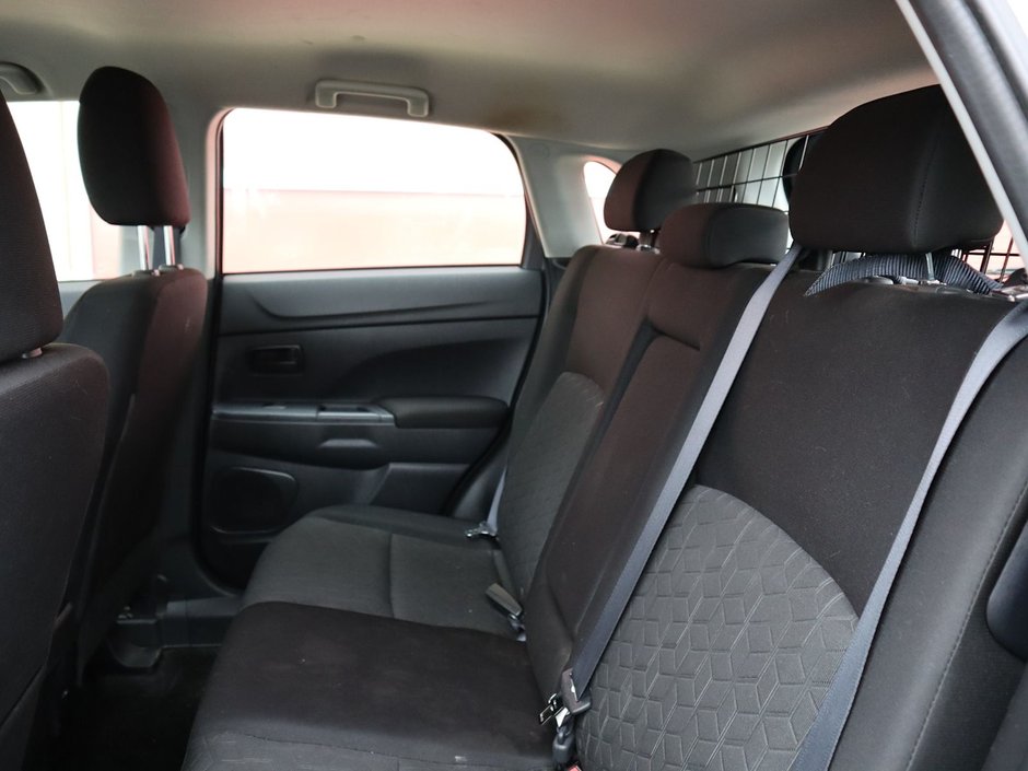 2020 Mitsubishi RVR SE IN SILVER EQUIPPED WITH A 2.4L I4 , AWD , CVT AUTO , CLOTH HEATED SEATS , BACKUP CAM , AC , CRUISE , SW CONTROLS , APPLE CARP-17