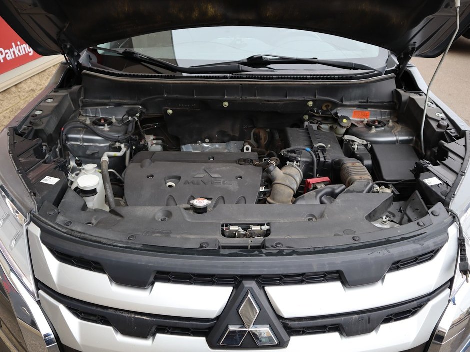 2020 Mitsubishi RVR SE IN SILVER EQUIPPED WITH A 2.4L I4 , AWD , CVT AUTO , CLOTH HEATED SEATS , BACKUP CAM , AC , CRUISE , SW CONTROLS , APPLE CARP-23