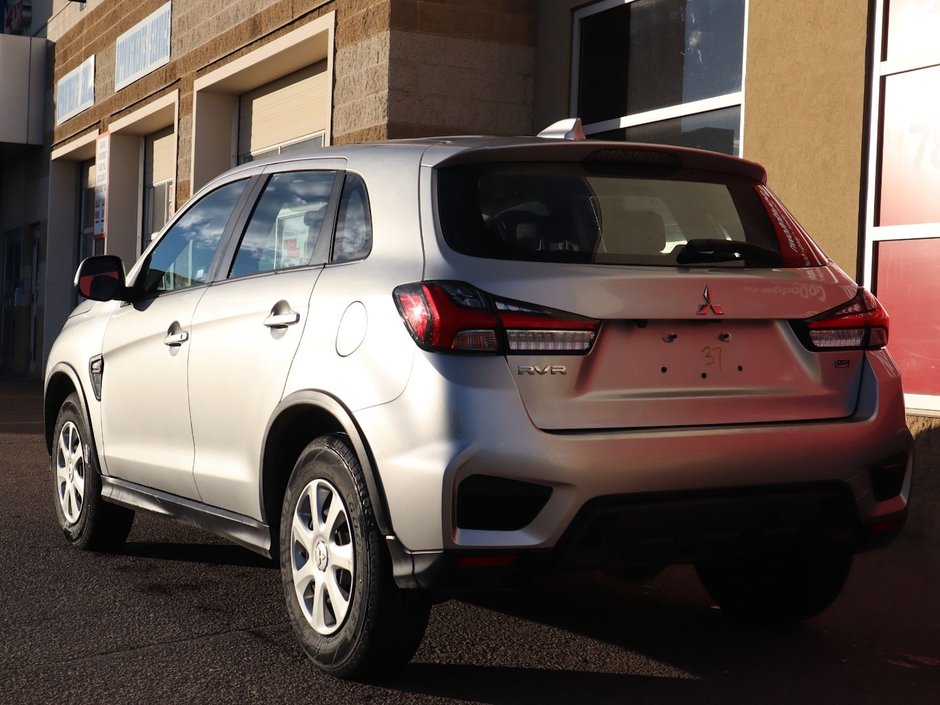 2021 Mitsubishi RVR ES IN SILVER EQUIPPED WITH A 2.0L I4 , 4WD , CVT AUTO , CLOTH HEATED SEATS , BACKUP CAM , AC , CRUISE , 4 SPEAKER AUDIO , TIPTRO-7