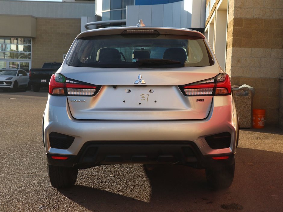 2021 Mitsubishi RVR ES IN SILVER EQUIPPED WITH A 2.0L I4 , 4WD , CVT AUTO , CLOTH HEATED SEATS , BACKUP CAM , AC , CRUISE , 4 SPEAKER AUDIO , TIPTRO-8