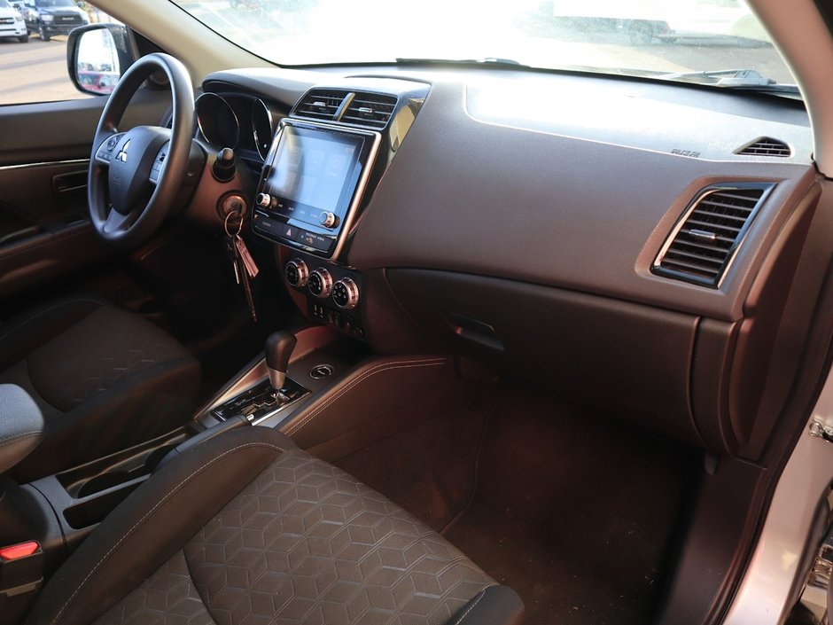 2021 Mitsubishi RVR ES IN SILVER EQUIPPED WITH A 2.0L I4 , 4WD , CVT AUTO , CLOTH HEATED SEATS , BACKUP CAM , AC , CRUISE , 4 SPEAKER AUDIO , TIPTRO-19