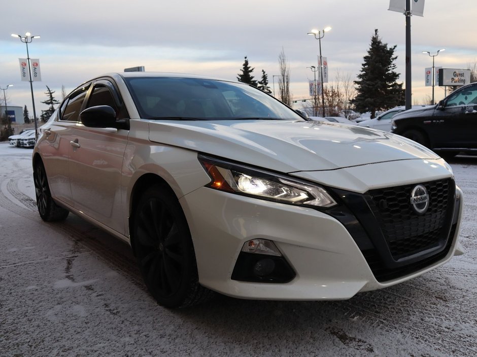 2022 Nissan Altima SR MIDNIGHT EDITION IN WHITE EQUIPPED WITH A 2.5L I4 , AWD , CVT AUTO , BLACK RIMS , PWR SUNROOF , DUAL EXHAUST , LEATHER HEATED-10