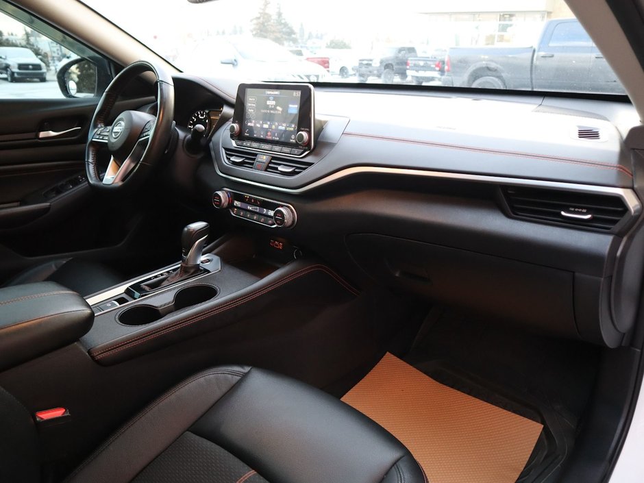 2022 Nissan Altima SR MIDNIGHT EDITION IN WHITE EQUIPPED WITH A 2.5L I4 , AWD , CVT AUTO , BLACK RIMS , PWR SUNROOF , DUAL EXHAUST , LEATHER HEATED-19