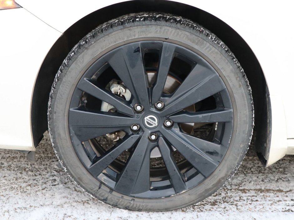 2022 Nissan Altima SR MIDNIGHT EDITION IN WHITE EQUIPPED WITH A 2.5L I4 , AWD , CVT AUTO , BLACK RIMS , PWR SUNROOF , DUAL EXHAUST , LEATHER HEATED-4