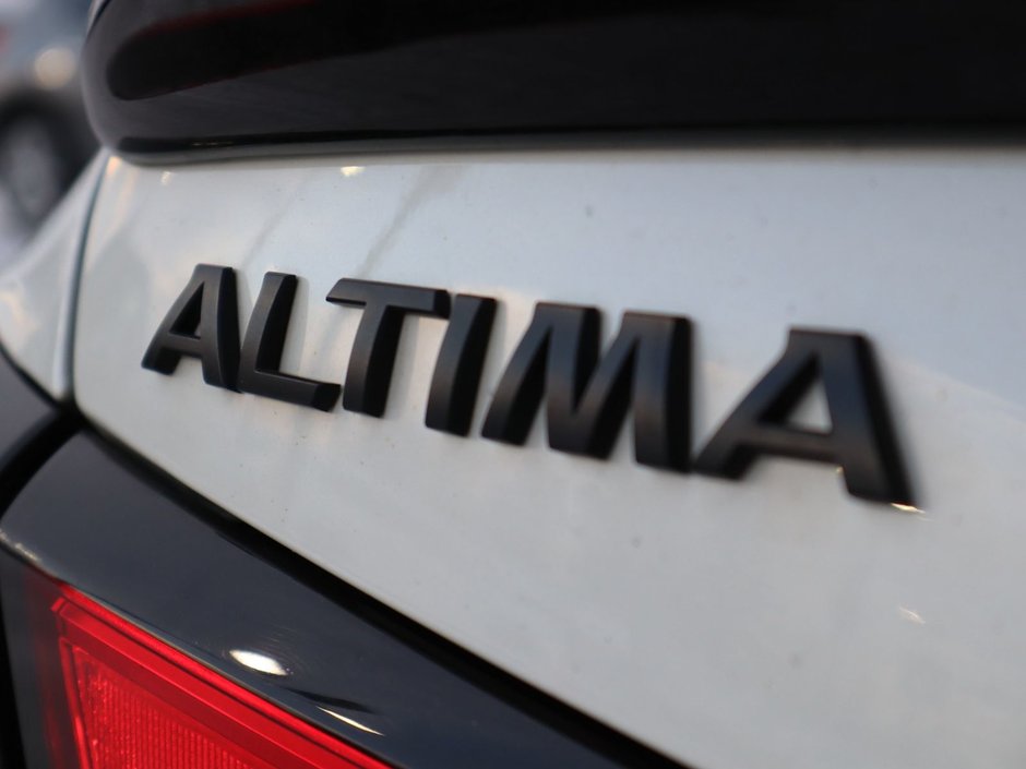 2022 Nissan Altima SR MIDNIGHT EDITION IN WHITE EQUIPPED WITH A 2.5L I4 , AWD , CVT AUTO , BLACK RIMS , PWR SUNROOF , DUAL EXHAUST , LEATHER HEATED-12