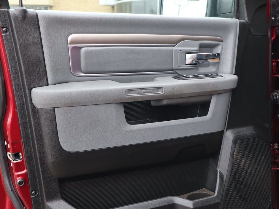 2019 Ram 1500 Classic WARLOCK IN RED PEARL EQUIPPED WITH A 5.7L HEMI V8 , 4X4 , 8SPD TF AUTO , 8.4INCH W/NAV , ALPINE AUDIO , 121L TANK , SUNROOF , RE-16