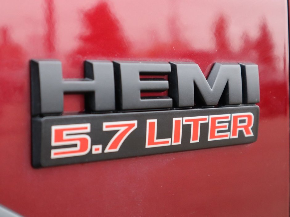 2019 Ram 1500 Classic WARLOCK IN RED PEARL EQUIPPED WITH A 5.7L HEMI V8 , 4X4 , 8SPD TF AUTO , 8.4INCH W/NAV , ALPINE AUDIO , 121L TANK , SUNROOF , RE-12