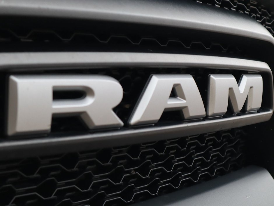 2019 Ram 1500 Classic WARLOCK IN RED PEARL EQUIPPED WITH A 5.7L HEMI V8 , 4X4 , 8SPD TF AUTO , 8.4INCH W/NAV , ALPINE AUDIO , 121L TANK , SUNROOF , RE-2