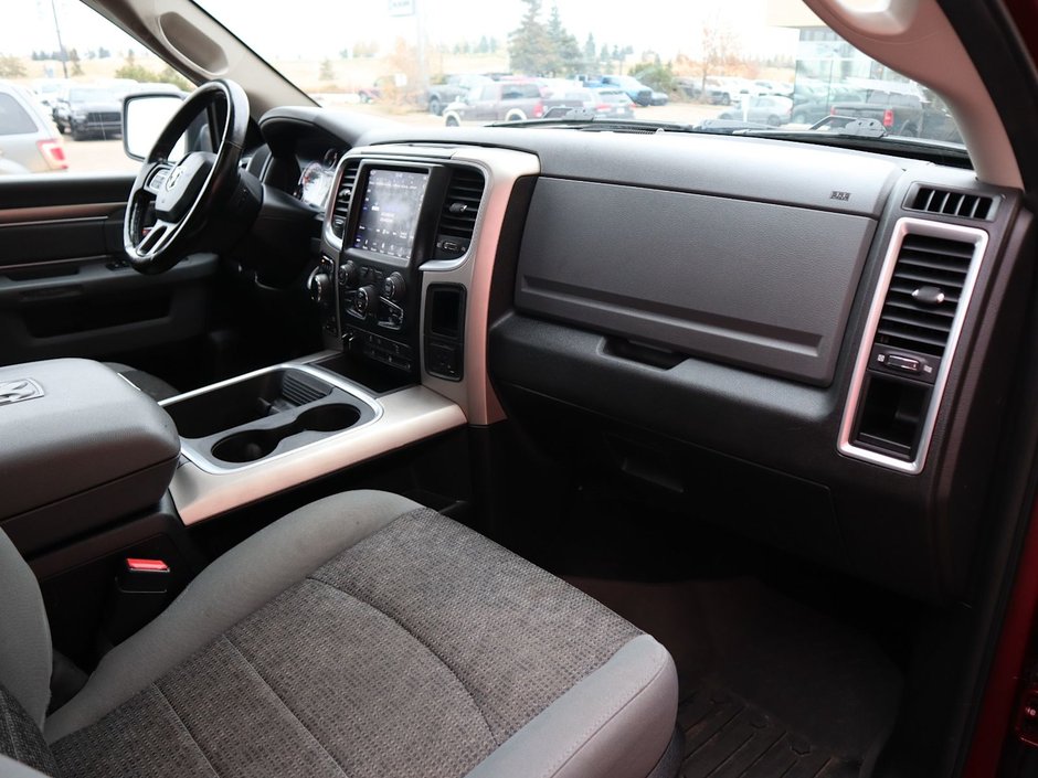 2019 Ram 1500 Classic WARLOCK IN RED PEARL EQUIPPED WITH A 5.7L HEMI V8 , 4X4 , 8SPD TF AUTO , 8.4INCH W/NAV , ALPINE AUDIO , 121L TANK , SUNROOF , RE-21