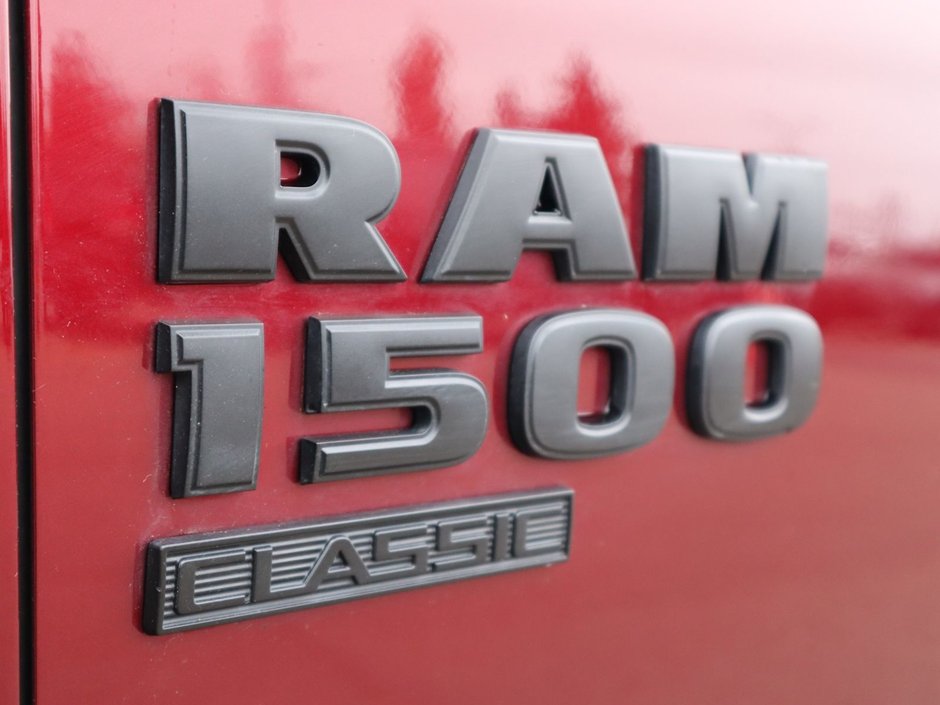 2019 Ram 1500 Classic WARLOCK IN RED PEARL EQUIPPED WITH A 5.7L HEMI V8 , 4X4 , 8SPD TF AUTO , 8.4INCH W/NAV , ALPINE AUDIO , 121L TANK , SUNROOF , RE-11