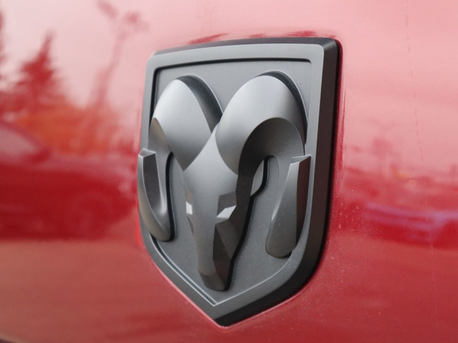 2019 Ram 1500 Classic WARLOCK IN RED PEARL EQUIPPED WITH A 5.7L HEMI V8 , 4X4 , 8SPD TF AUTO , 8.4INCH W/NAV , ALPINE AUDIO , 121L TANK , SUNROOF , RE-13