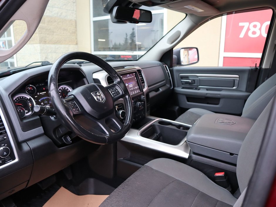 2019 Ram 1500 Classic WARLOCK IN RED PEARL EQUIPPED WITH A 5.7L HEMI V8 , 4X4 , 8SPD TF AUTO , 8.4INCH W/NAV , ALPINE AUDIO , 121L TANK , SUNROOF , RE-15