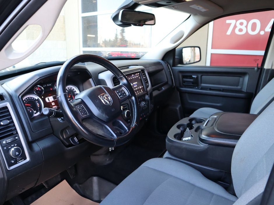 2021 Ram 1500 Classic CLASSIC EXPRESS IN DIAMOND BLACK EQUIPPED WITH A 5.7L HEMI V8 , 4X4 , 8SPD TF AUTO , SPORT HOOD , WHEEL & SOUND GROUP , BLACK AC-15