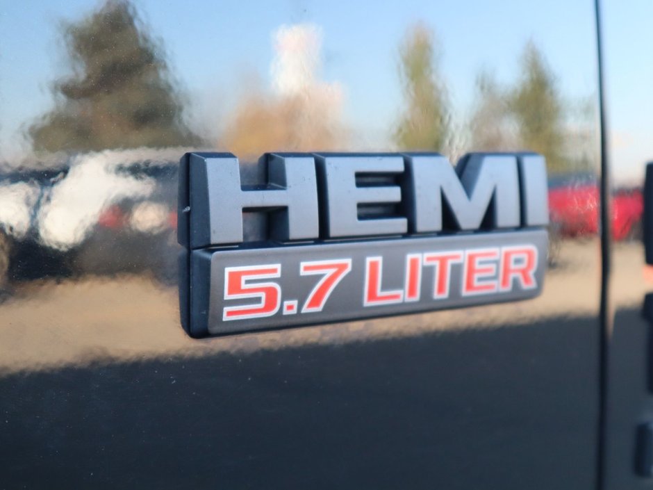 2021 Ram 1500 Classic CLASSIC EXPRESS IN DIAMOND BLACK EQUIPPED WITH A 5.7L HEMI V8 , 4X4 , 8SPD TF AUTO , SPORT HOOD , WHEEL & SOUND GROUP , BLACK AC-12