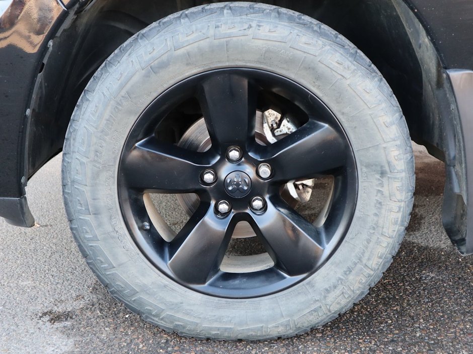 2021 Ram 1500 Classic CLASSIC EXPRESS IN DIAMOND BLACK EQUIPPED WITH A 5.7L HEMI V8 , 4X4 , 8SPD TF AUTO , SPORT HOOD , WHEEL & SOUND GROUP , BLACK AC-4