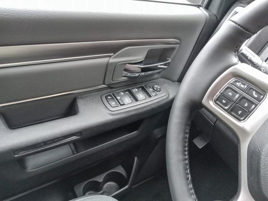 2023 Ram 1500 Classic SLT BLACK APPEARANCE, HEATED SEATS AND WHEEL, LUXURY GROUP-15