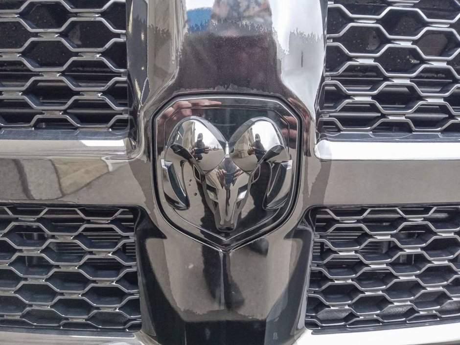 2023 Ram 1500 Classic SLT BLACK APPEARANCE, HEATED SEATS AND WHEEL, LUXURY GROUP-8