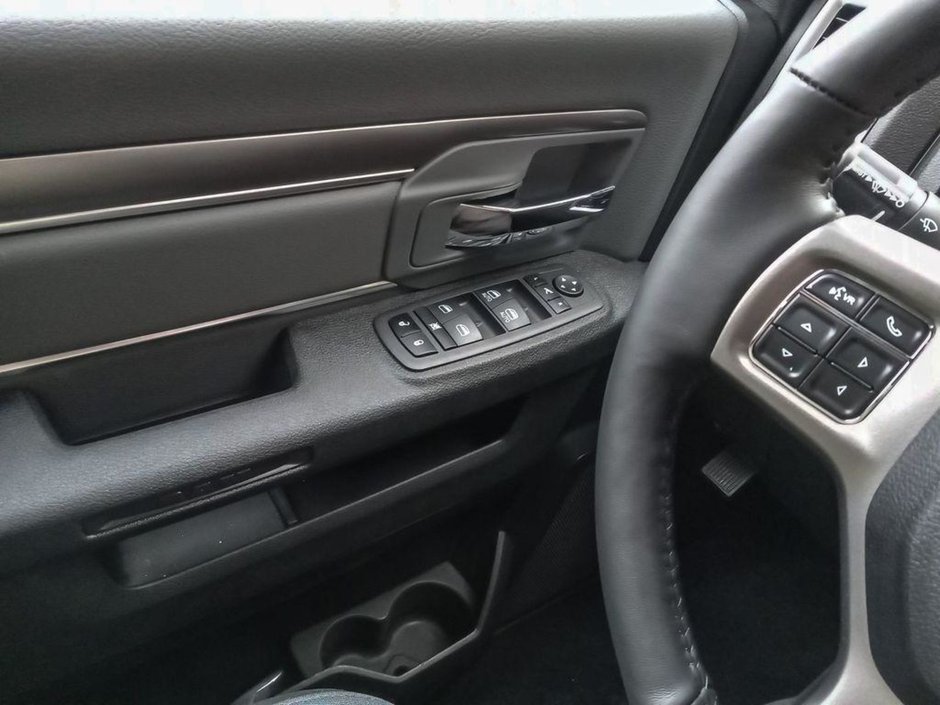 2023 Ram 1500 Classic SLT BLACK APPEARANCE, HEATED SEATS AND WHEEL, LUXURY GROUP-15