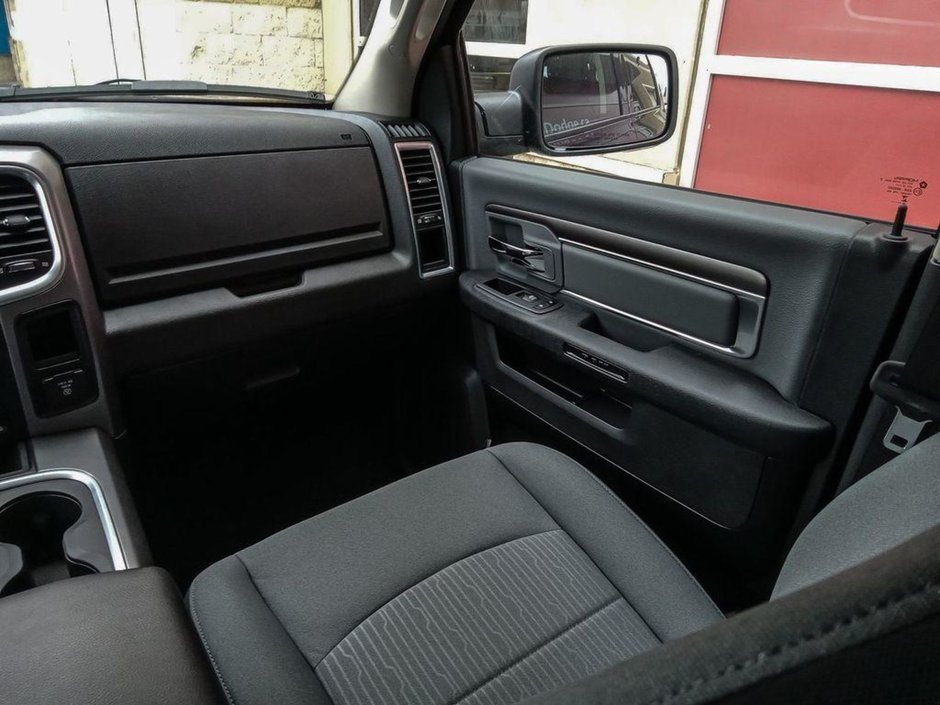 2023 Ram 1500 Classic SLT BLACK APPEARANCE, HEATED SEATS AND WHEEL, LUXURY GROUP-23