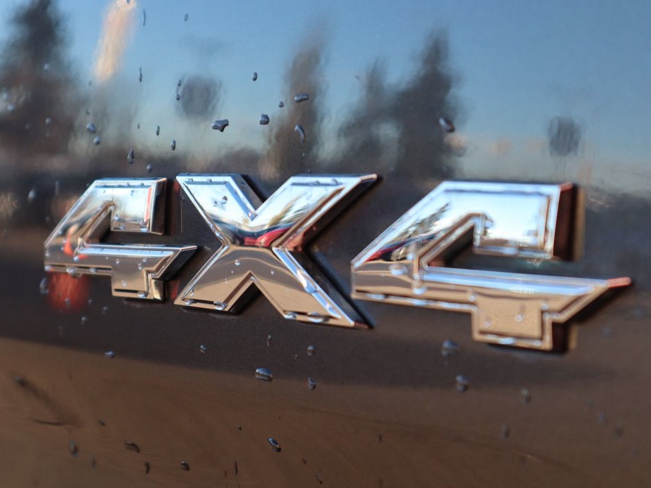 2023 Ram 1500 Classic SLT IN GRANITE METALLIC EQUIPPED WITH A 3.6L V6 , 4X4 , 8SPD AUTO , PROTECTION GROUP , PWR DRIVER SEAT , PREMIUM CLOTH BENCH SEA-14