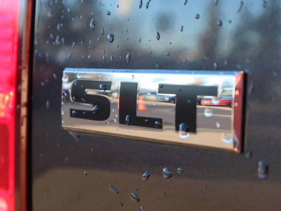 2023 Ram 1500 Classic SLT IN GRANITE METALLIC EQUIPPED WITH A 3.6L V6 , 4X4 , 8SPD AUTO , PROTECTION GROUP , PWR DRIVER SEAT , PREMIUM CLOTH BENCH SEA-13