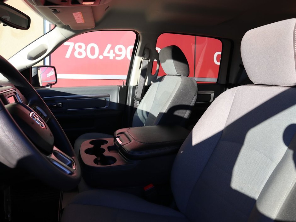 2023 Ram 1500 Classic SLT IN GRANITE METALLIC EQUIPPED WITH A 3.6L V6 , 4X4 , 8SPD AUTO , PROTECTION GROUP , PWR DRIVER SEAT , PREMIUM CLOTH BENCH SEA-18